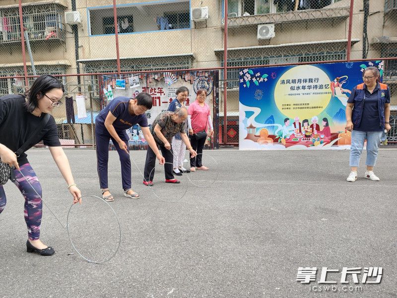 梓园社区举行的“怀旧运动会”上，滚铁环等老游戏吸引居民们纷纷参与。长沙晚报通讯员 王文静 摄