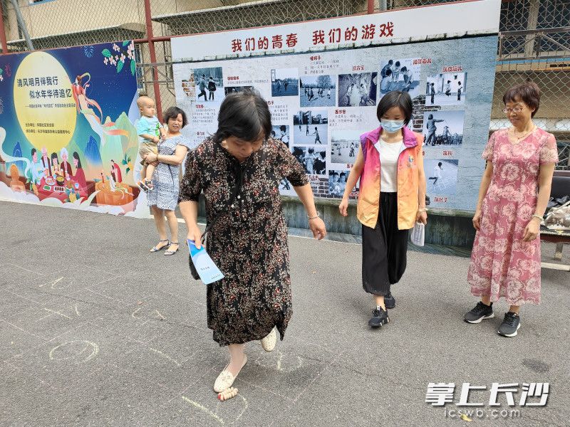 跳房子游戏让不少老居民找回童年记忆。长沙晚报通讯员   王文静  摄