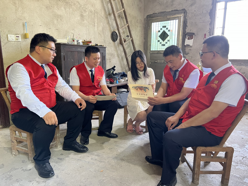 蓝的雷锋车队志愿者们为杨思婷带来慰问品和助学金，杨思婷连忙捧出她的高考录取通知书，与大家分享喜悦。