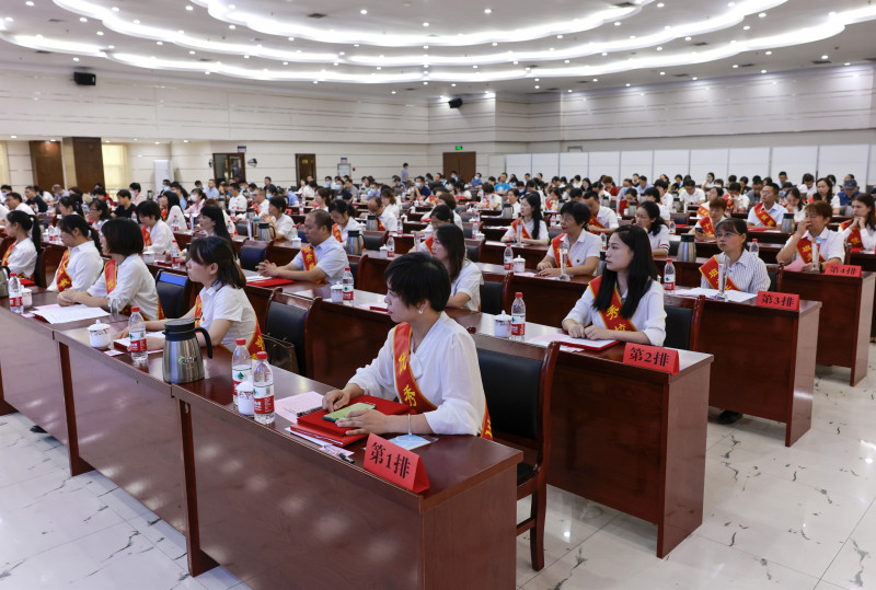 天心区400余名优秀教师和教育工作者受表彰。 天心区400余名优秀教师和教育工作者受表彰。