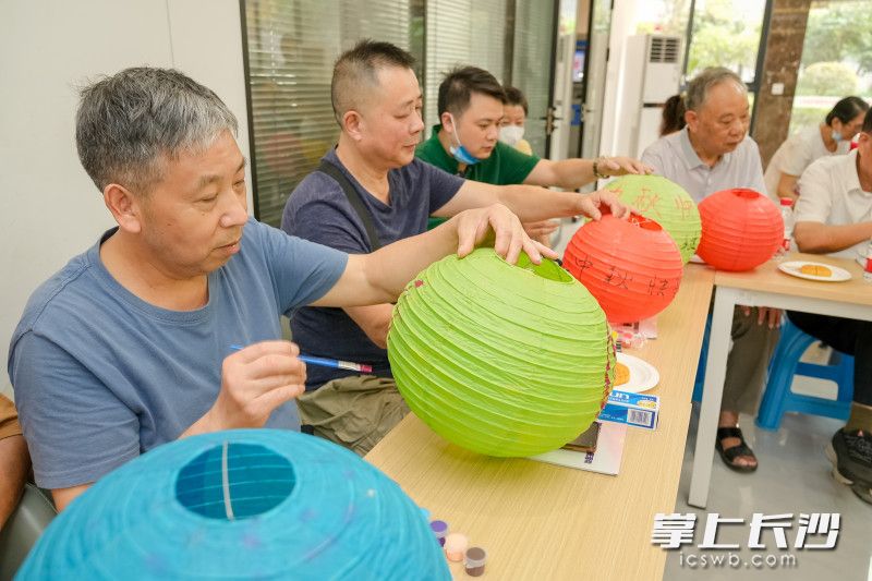 居民们现场绘制廉洁花灯 均为全媒体记者 陈飞 摄 