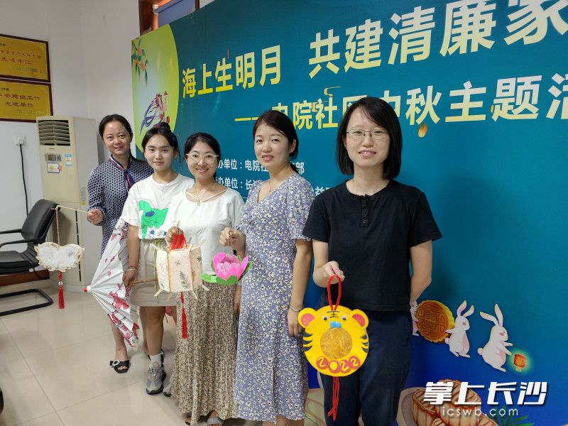 电院社区的“创意花灯赛”开锣，居民们纷纷晒出创意作品。  长沙晚报通讯员  王文静  摄