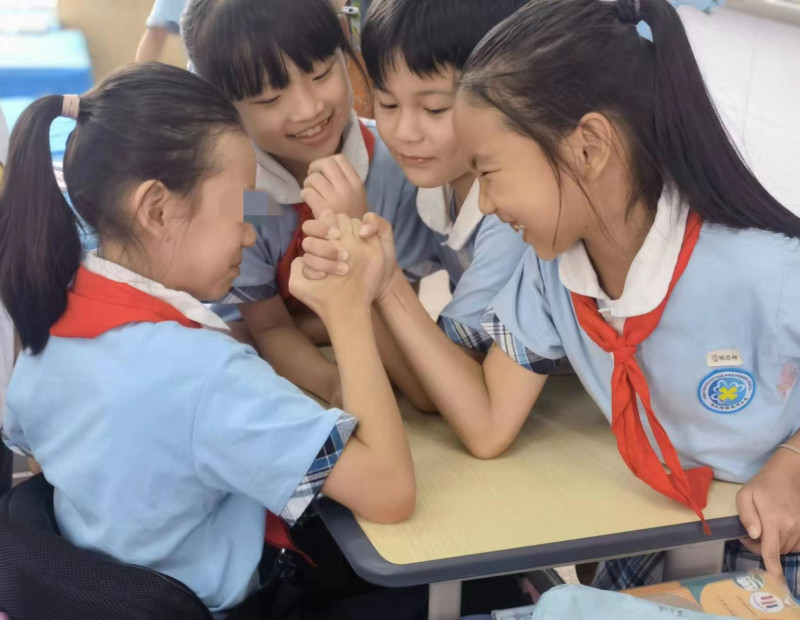 下课后，同学们经常过来和小艺一起玩。