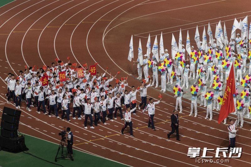 长沙代表队举着“岳阳你好”的标语入场。