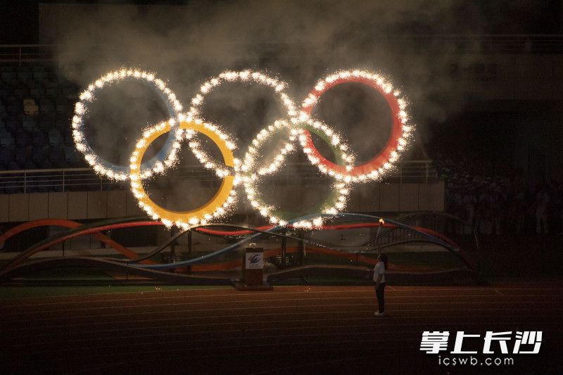 岳阳籍摔跤运动员周倩点燃奥运五环。