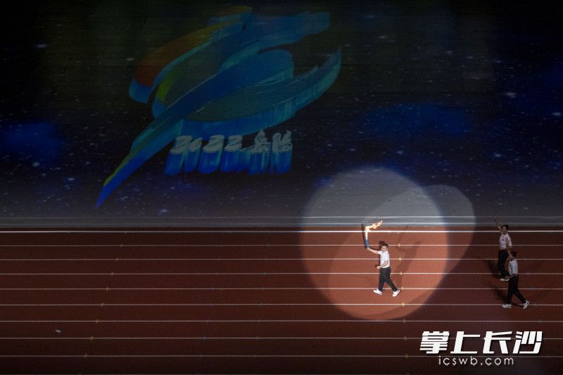 奥运冠军龙清泉在进行第三棒火炬的传递。