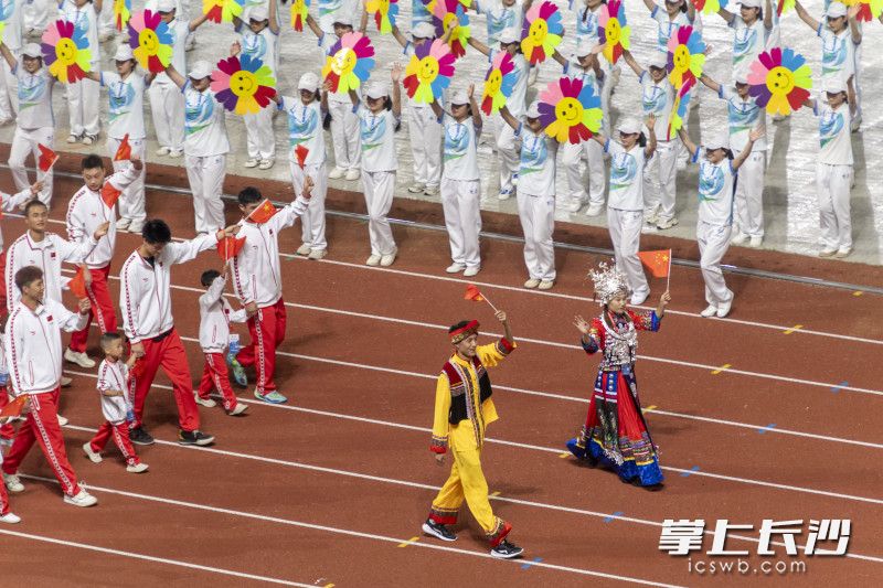 湘西州代表团入场。
