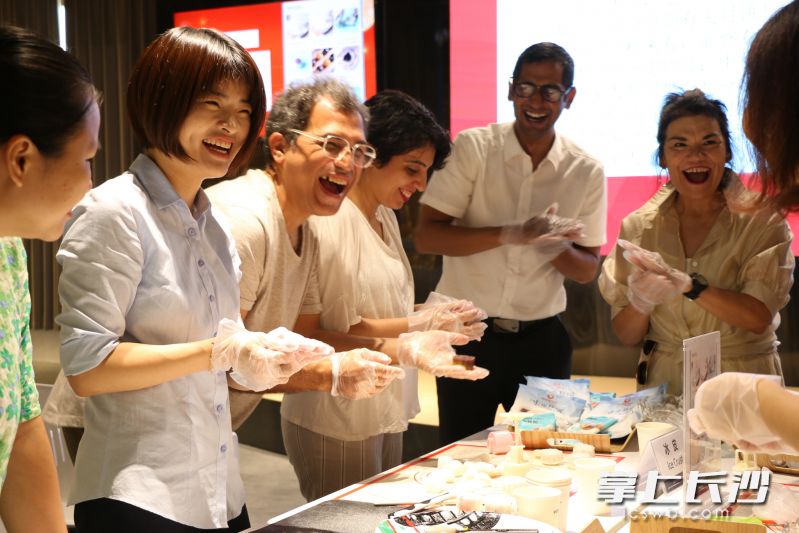 外国友人和社区居民一起做月饼。