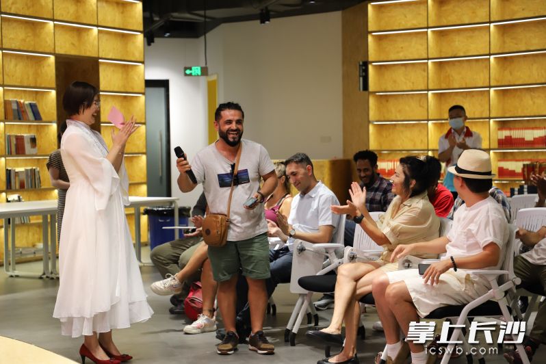 活动现场气氛活跃。