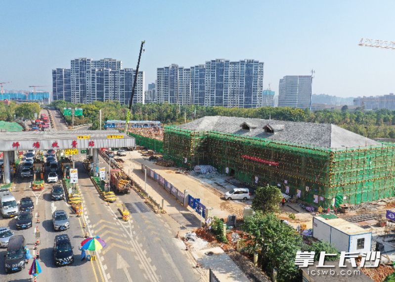 坪塘收费站改扩建项目预计年底完成建设并投入使用，届时坪塘收费站将由2进3出车道拓宽至3进5出车道。长沙晚报全媒体记者 陈焕明 通讯员 林雨 摄影报道