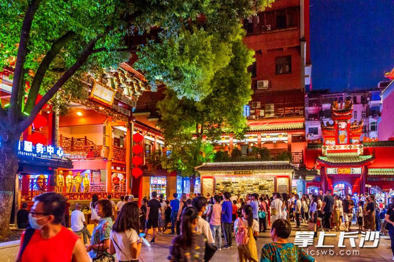 夜幕降临，火宫殿庙会现场已经人流如织。通讯员 龙维 摄
