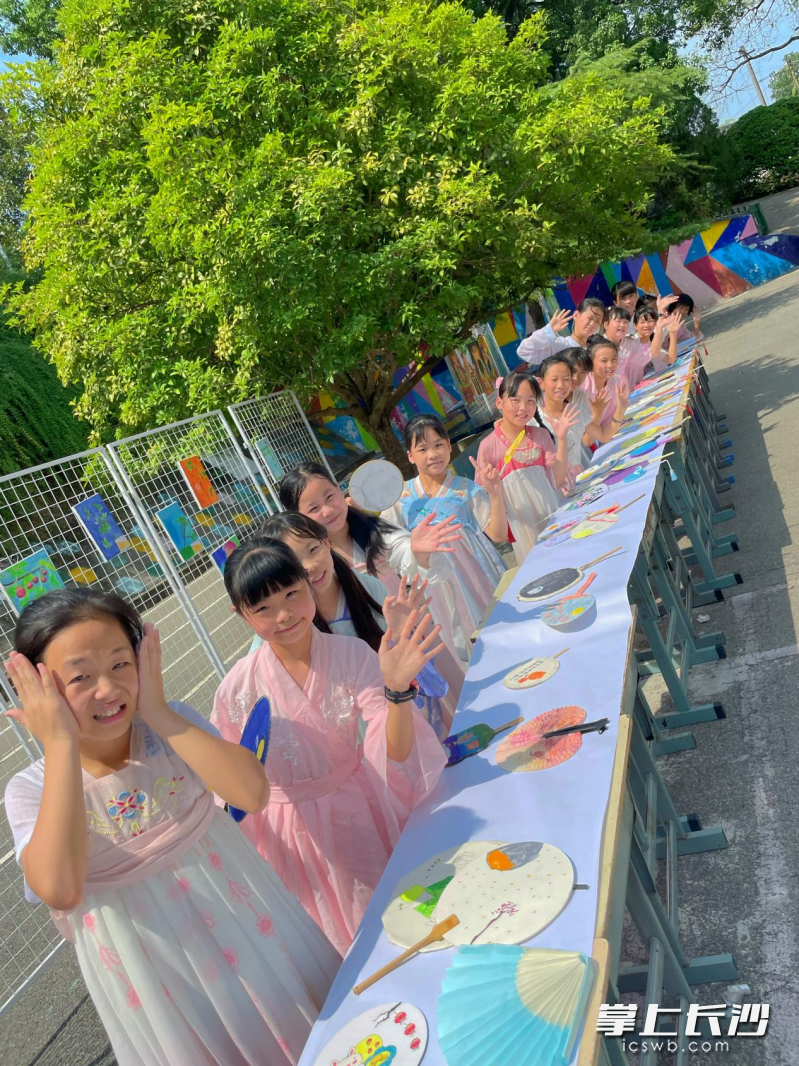 高年级学生自制风格多样的中秋小团扇。