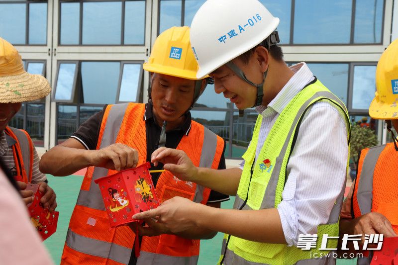 中秋佳节，中建五局GTC项目“长沙之星”党支部带领工友品月饼、做花灯，寄托思乡之情。长沙晚报记者 陈焕明 通讯员 赵紫薇 摄影报道