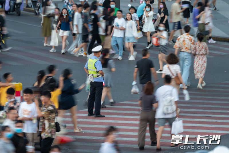 中秋节，黄兴南路上，长沙公安交警坚守岗位，用辛勤的劳动保障群众平安出行。 长沙晚报全媒体记者 周数邑 摄
