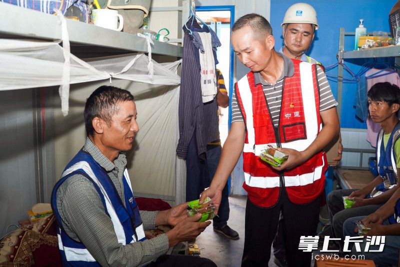 中建五局GTC项目“长沙之星”党支部带领工友品月饼、做花灯，寄托思乡之情，在传承传统文化的同时，为如期履约营造温馨祥和的建设氛围。长沙晚报全媒体记者 刘晓敏 摄