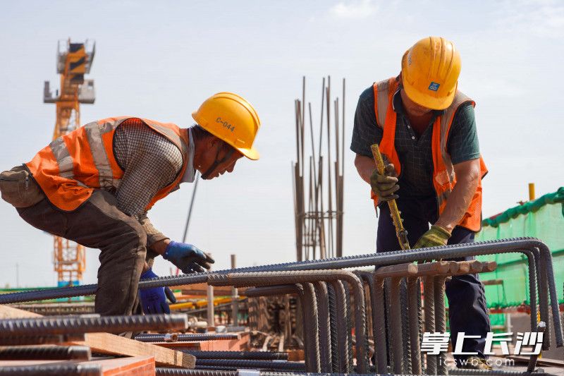 9月10日，走进中建五局长沙机场GTC项目工地现场，钢筋工正在施工员的监督下熟练地进行钢筋绑扎作业。长沙晚报全媒体记者 刘晓敏 摄