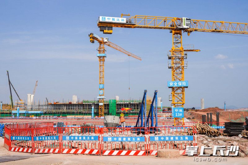 作为国内交通接驳方式最多、无缝换乘效率最高的现代化立体交通综合枢纽，长沙机场GTC项目地铁等工区已全面进入主体施工阶段，西停车楼已封顶，圆满实现“双过半”目标。长沙晚报全媒体记者 刘晓敏 摄