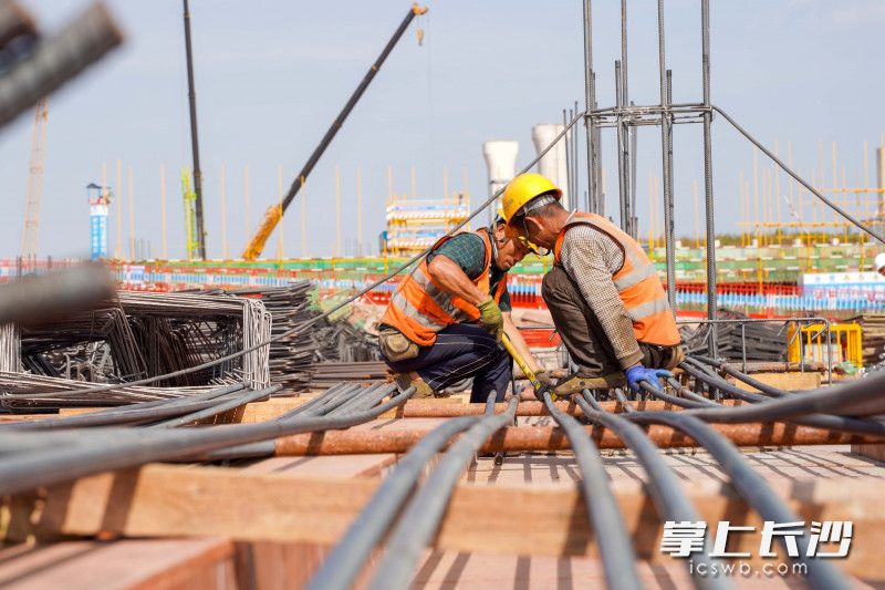 为确保建设质量，技术部制定了详细的施工流程和安全质量保证措施，严格控制测量放样、钻孔、清孔等各项工序指标。长沙晚报全媒体记者 刘晓敏 摄