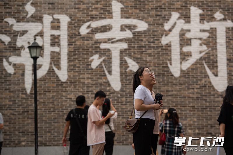 在潮宗街里，一面logo墙已经成为过往游客必打卡的项目。