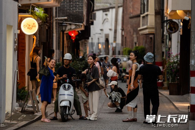 在老街里，游客们在打卡拍照。