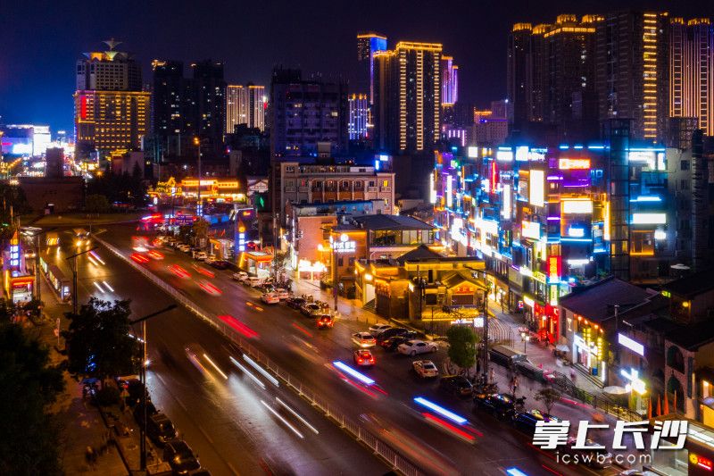 今日，中秋小长假第二天。在开福区潮宗街，不断在更新的潮宗街正焕发着迷人的魅力，不少游客来到这里，漫步在青石板的老街里，在城市有机更新的建筑里，品咖啡吃美食，享受美好假期。