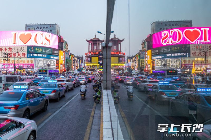 9月11日中秋假期第二天，长沙黄兴路步行街上人气兴旺。均为长沙晚报全媒体记者 董阳 摄
