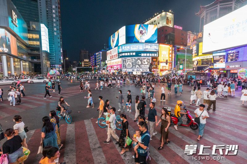 9月11日中秋假期第二天，长沙黄兴路与解放路交会处，众多市民游客正在过马路。
