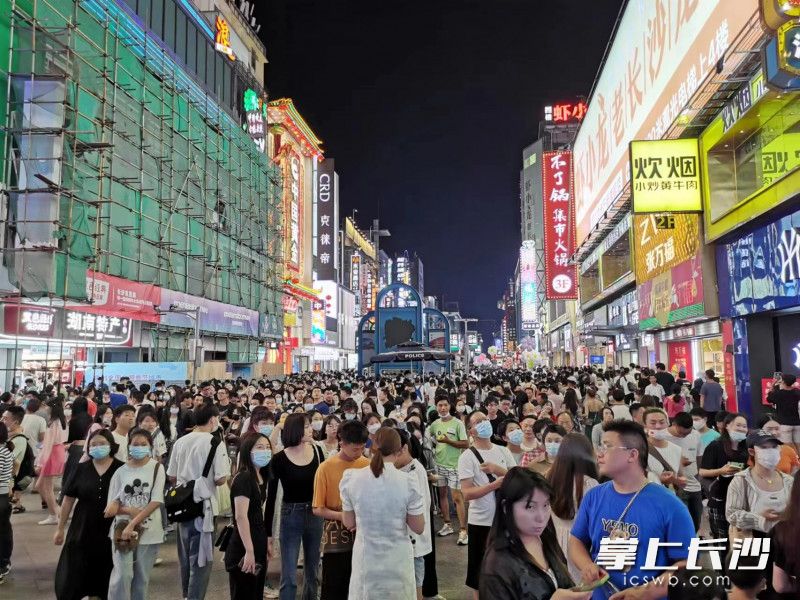黄兴南路客流比去年中秋增长约15%。