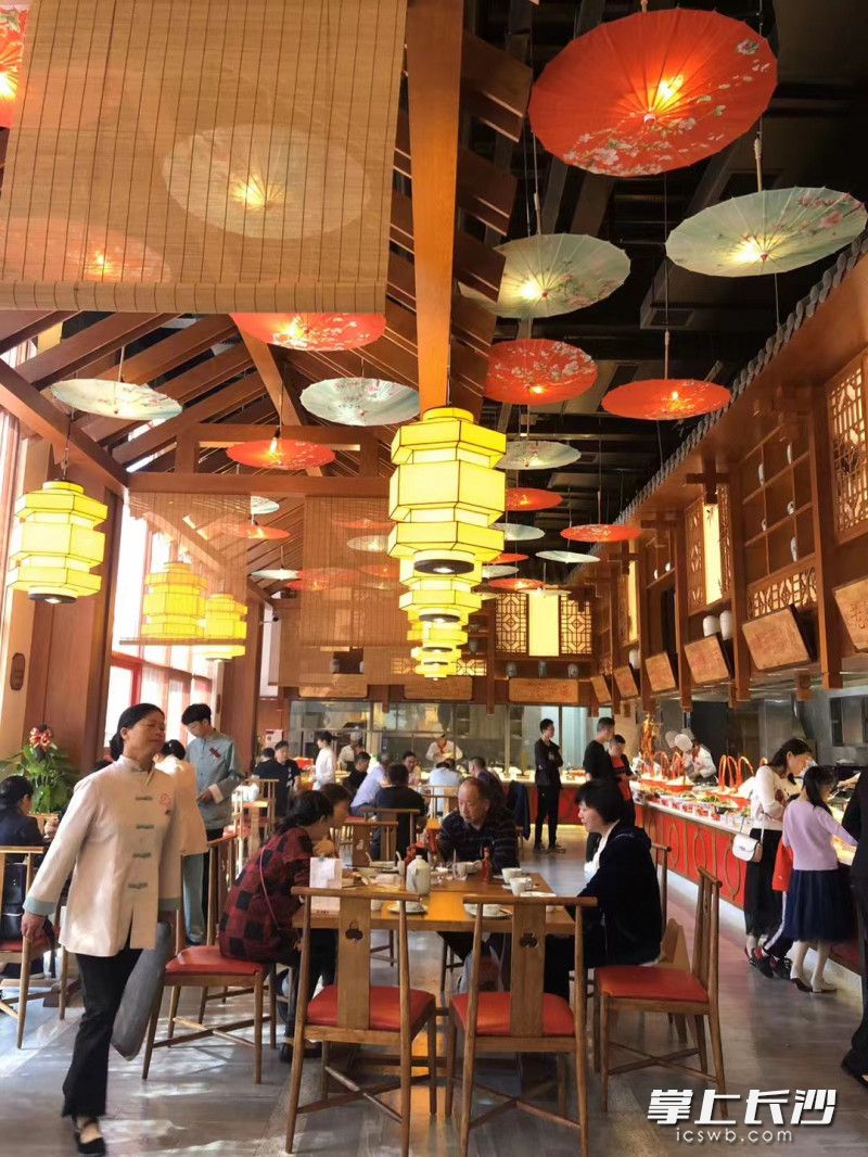 老字号玉楼东中秋节迎来市民团圆饭的高峰。