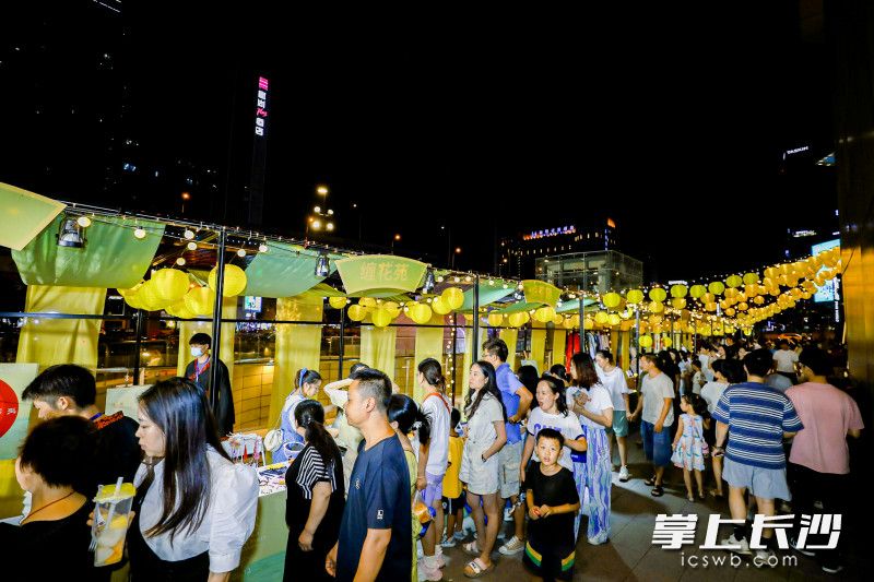 步步高星城天地客流如织。通讯员 胡珍供图