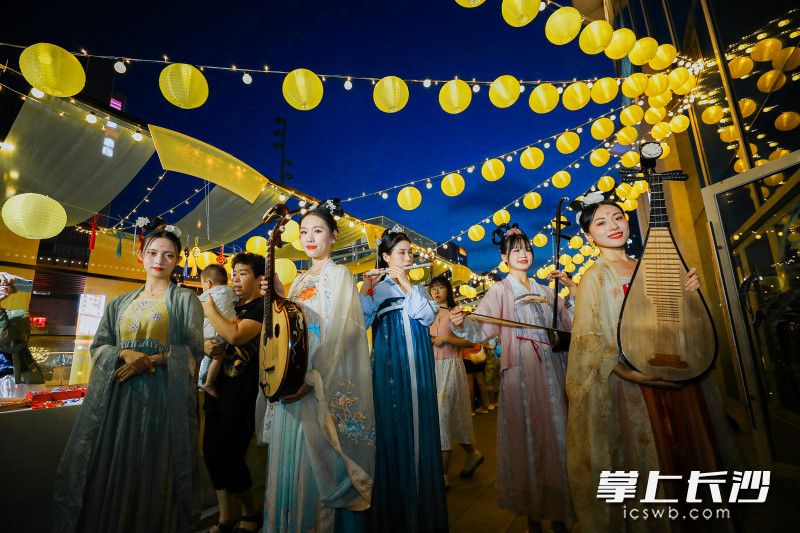 步步高星城天地的月光集市国风古韵，让人感受传统文化之美。通讯员 胡珍供图