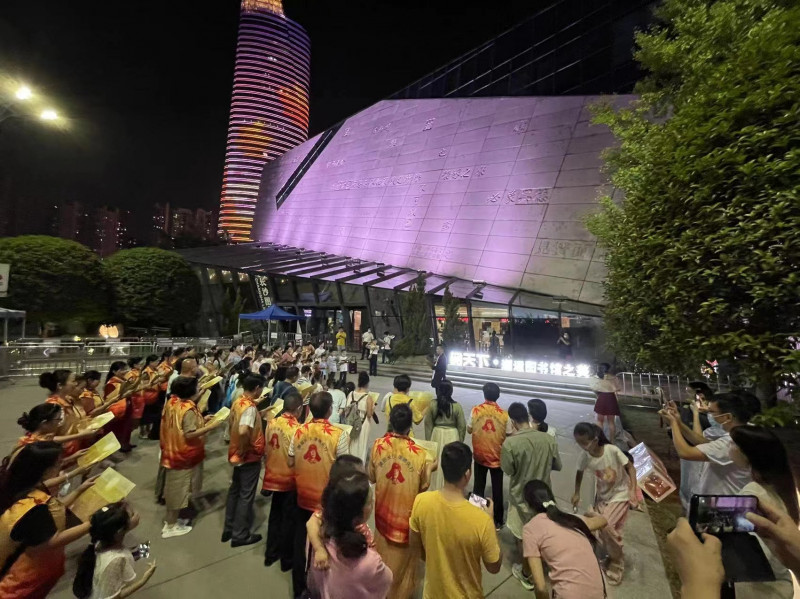 中秋节前夜，“忘年教”志愿服务队带领亲子家庭朗诵诗词。