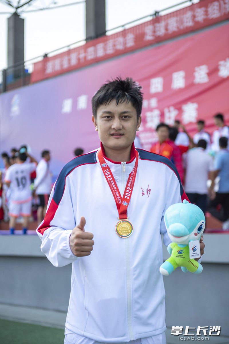 长沙队中后卫3号卢曦菱。他湖南省地质中学以及湖南大学就读期间，都是校篮球队的队长，并且拿过多次全省冠军。