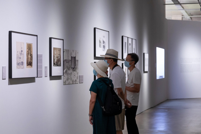《影像时刻：早期中国摄影视觉的发生》观众看展。