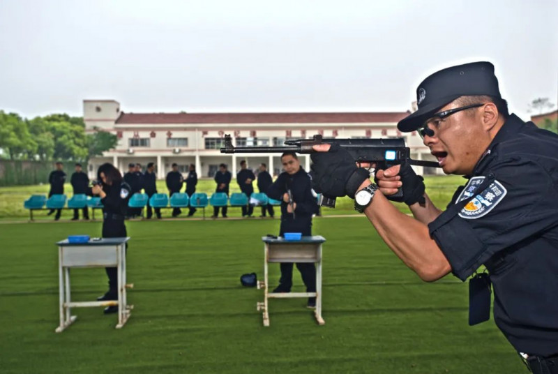 罗丰年在教其他警员使用枪械。 均为长沙市公安局供图