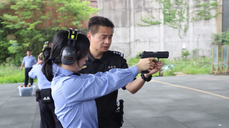 罗丰年在教警员射击技巧。
