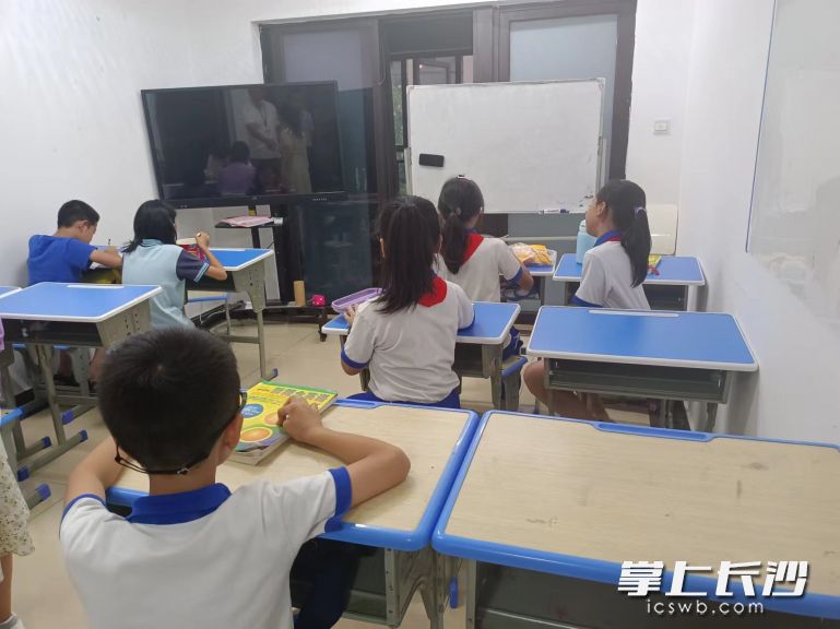 在时代倾城小区的一套居民房改成的“教室”里，几名小学生正等着上英语培训课。长沙晚报全媒体记者 陈良  摄