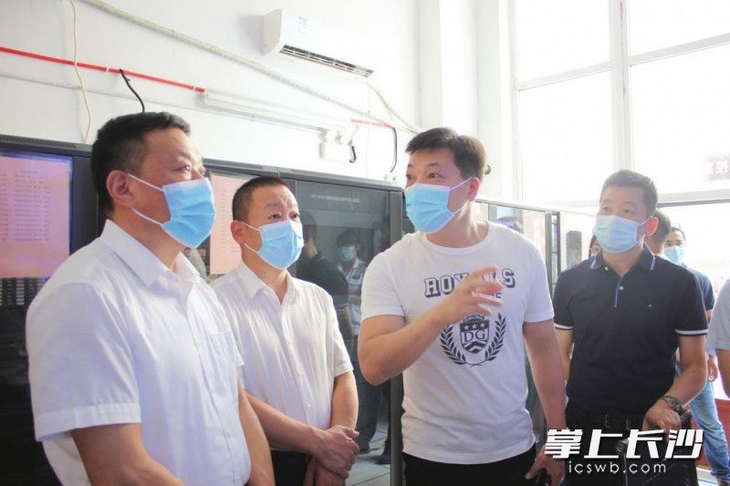 陈大庆（左一）调研洋湖明园小区智慧用电项目建设情况。