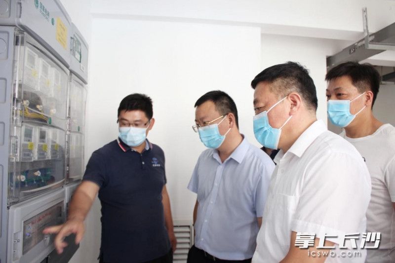 工作人员介绍智能断路器的使用情况。
