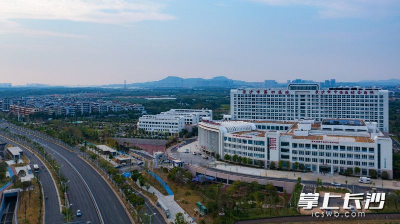 长沙市第四医院滨水新城院区。 长沙晚报全媒体记者 邹麟 摄