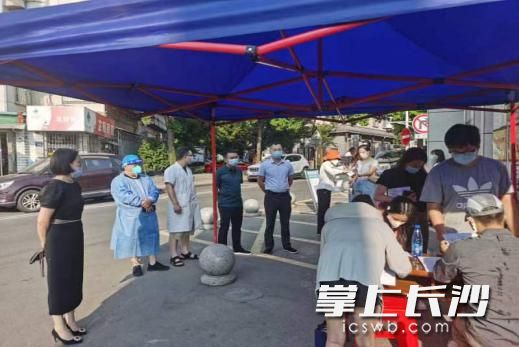入场前进行“双码”检查。均为通讯员供图