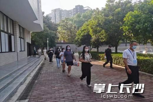 工作人员进行带队指引。