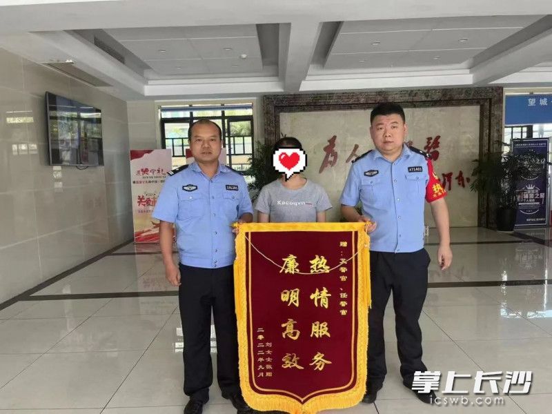市民向民警赠送锦旗。通讯员 供图