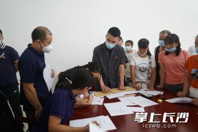赵守杰组织申请人办理相关手续。长沙晚报通讯员 邹晴 摄