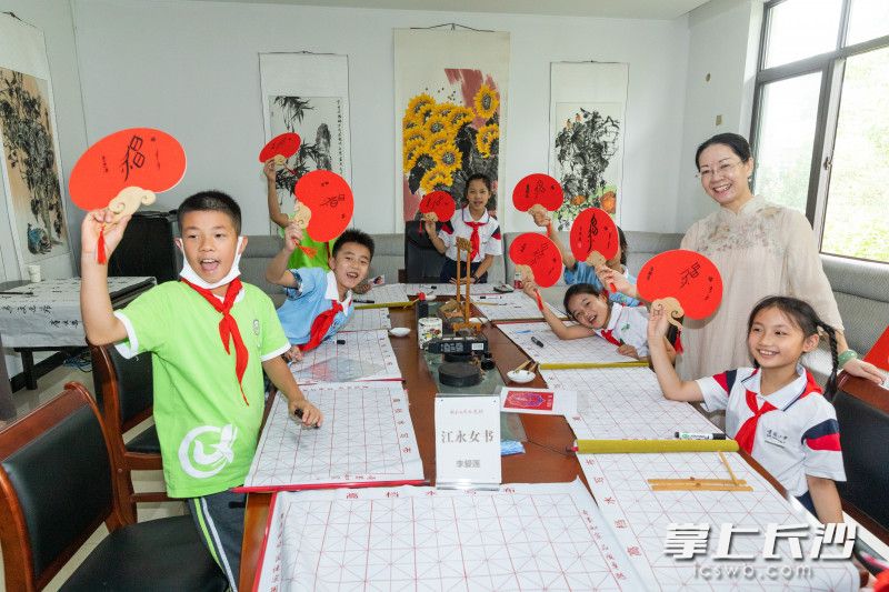 “绿心体验官”跟着李爱莲（右二）感受女书作品的古老和浪漫。均为全媒体记者 董阳 摄