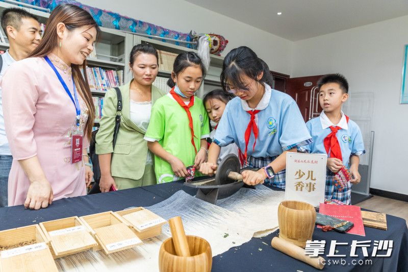 在体验中国传统文化时，增强文化自信。