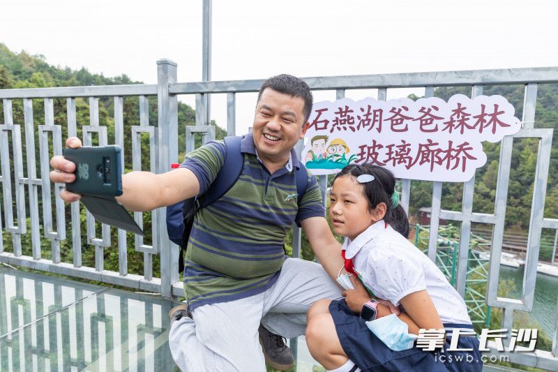 “绿心体验官”认真记录体验之旅。 “绿心体验官”认真记录体验之旅。