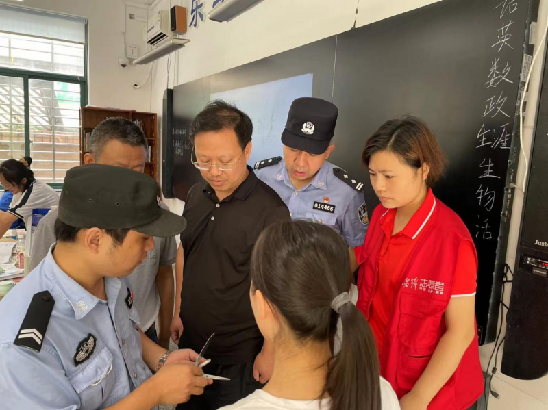 排查人员向学生详细说明存放违禁品的危险性。长沙晚报通讯员 彭汀汀摄 排查人员向学生详细说明存放违禁品的危险性。长沙晚报通讯员 彭汀汀摄