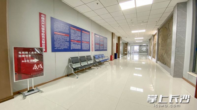 长沙县人民法院如今还设立有数个引导展板，上面写着《底线》剧组拍摄地。长沙晚报全媒体记者 冯启阳 摄