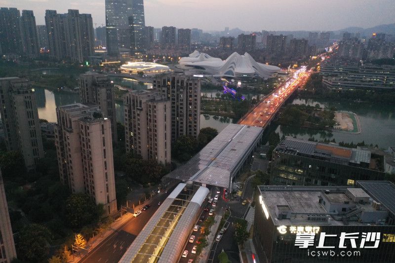 麓景路南延线全封闭声屏障项目目前已实现主体完工。 均为长沙晚报全媒体记者 陈焕明 通讯员 林雨 徐坤 摄影报道